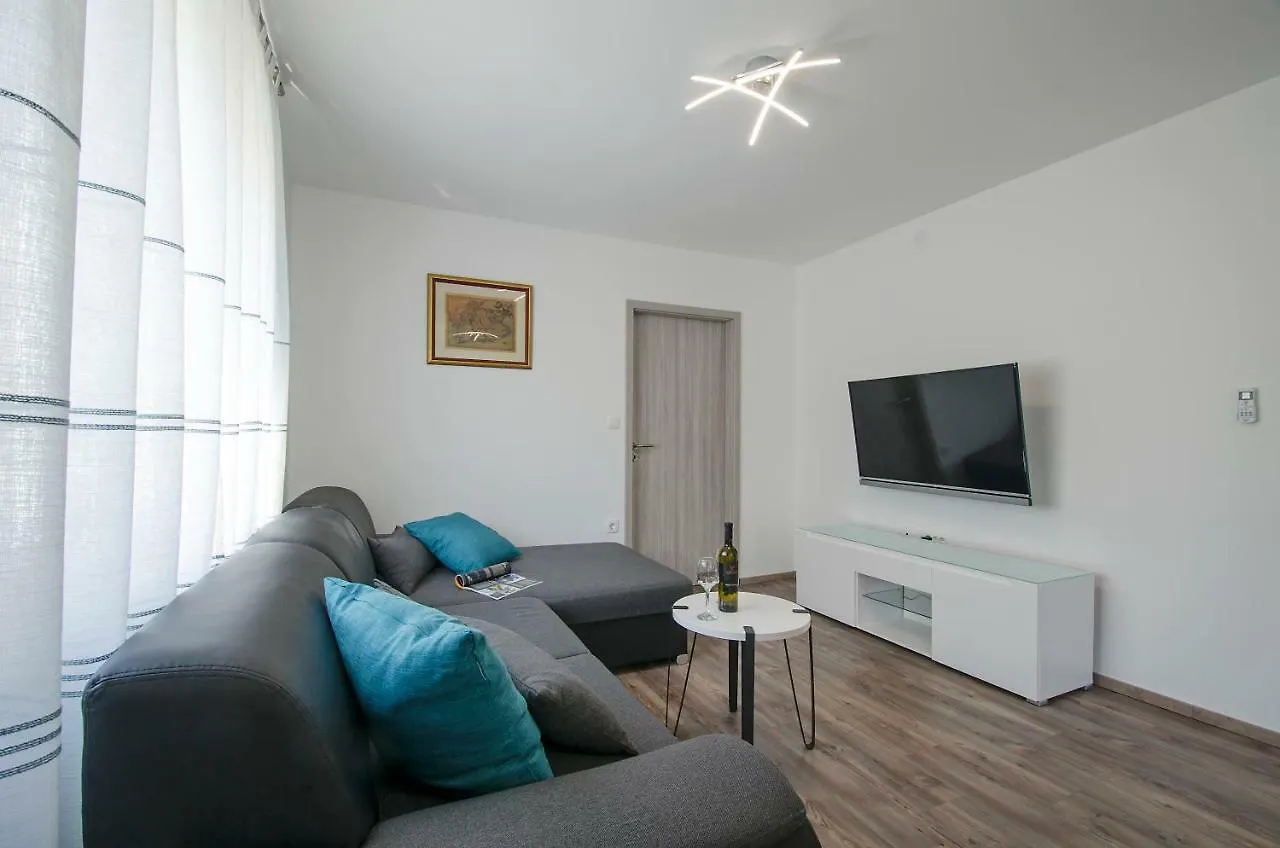 Apartment Pula R&D 0*,